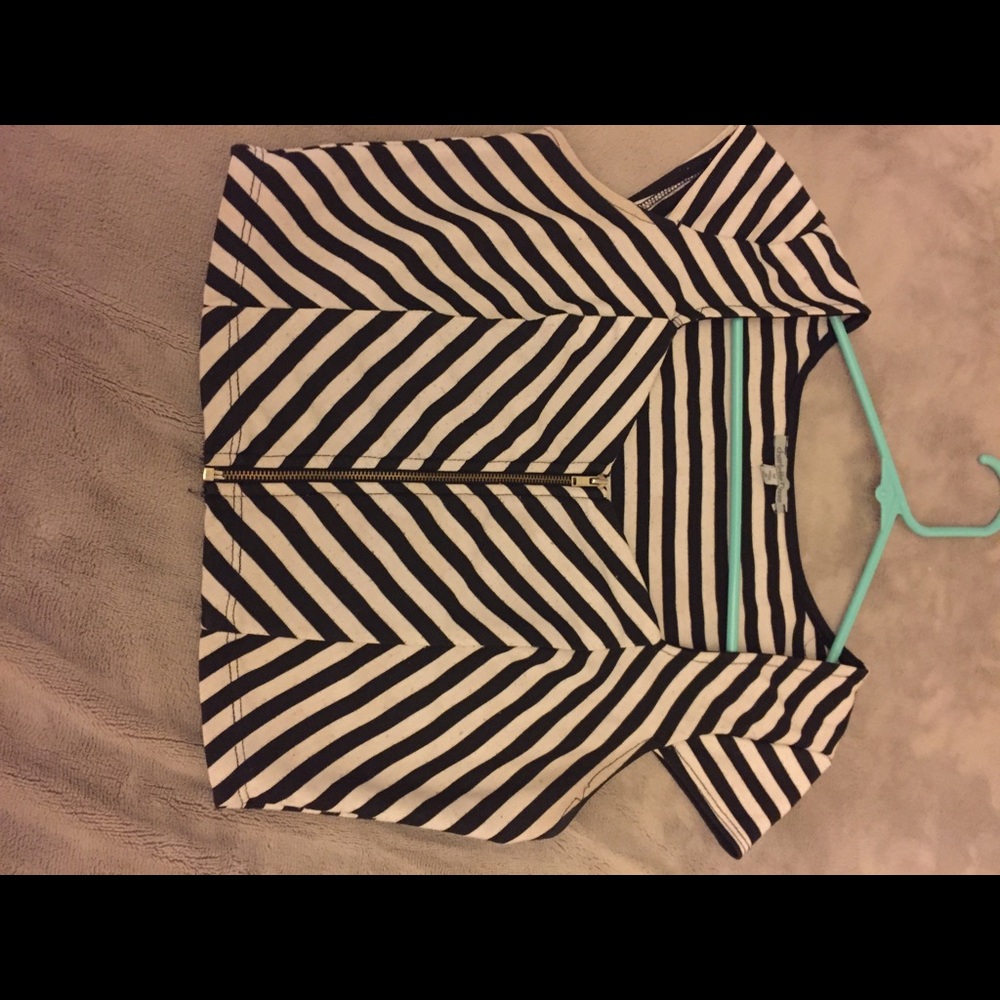 Black n white crop top